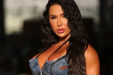 Imagem ilustrativa da imagem Gracyanne Barbosa recebe mais presentes de admiradores secretos: 'Coração fechado'