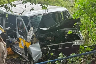 Imagem ilustrativa da imagem Ônibus colide com van de passageiros na BR-232 em Moreno. 12 feridos