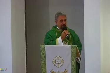 
          Imagem ilustrativa da imagem Padre lança livro-caixinha com perguntas para refletir
          