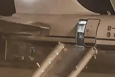 Imagem ilustrativa da imagem Passageira de avião aciona porta de emergência por engano ao procurar por banheiro