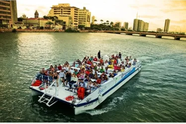 Imagem ilustrativa da imagem Passeio de catamarã, baobás, circuito de azulejos e muito mais no Olha! Recife