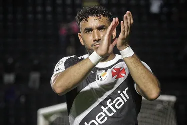 Imagem ilustrativa da imagem Payet brilha, Vasco bate o Vitória e sai da zona de rebaixamento do Brasileirão