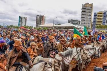 Imagem ilustrativa da imagem Petrolina se despede do ciclo junino com Forró da Espora e Missa do Vaqueiro