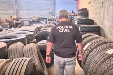 Imagem ilustrativa da imagem Polícia Civil fecha empresa de venda e produção clandestina de pneus