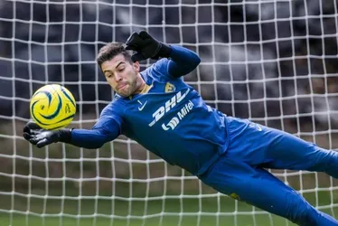 Imagem ilustrativa da imagem Por que goleiro do México usa luva de quatro dedos na Copa América