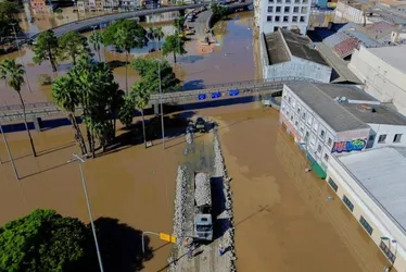 Imagem ilustrativa da imagem Porto Alegre vai derrubar passarela para criar "corredor humanitário"