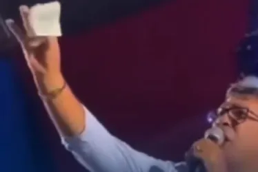 Imagem ilustrativa da imagem Prefeito de Tupanatinga 'amaldiçoa' opositores e distribui dinheiro em evento
