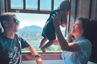Imagem ilustrativa da imagem Primeiro encontro de casal com filho adotivo vira sucesso na internet e emociona