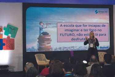 Imagem ilustrativa da imagem Renata Gazzinelli: “Precisamos nos livrar de  práticas arcaicas no ensino”