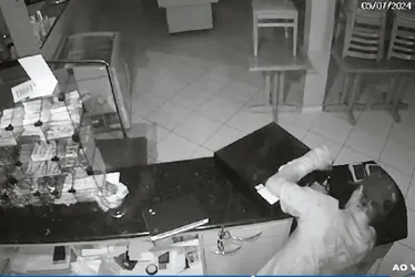 Imagem ilustrativa da imagem Restaurante é invadido pelo teto e dona tem prejuízo de R$ 6 mil em Vila Velha