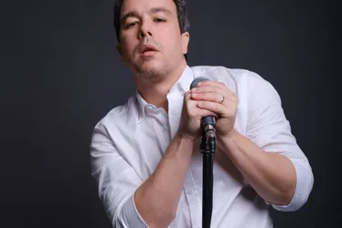 Imagem ilustrativa da imagem Ricardo Chacon lança single Nevoeiro em pocket show no Bolacha