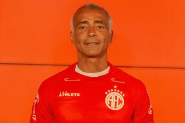 Imagem ilustrativa da imagem Romário diz que faria mais de 2 mil gols no futebol atual: 'Os caras são burros'