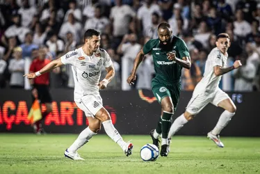 Imagem ilustrativa da imagem Santos marca no fim e encerra jejum de vitórias na Série B