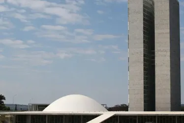 Imagem ilustrativa da imagem Senado adia votação da reoneração da folha de pagamento de 17 setores