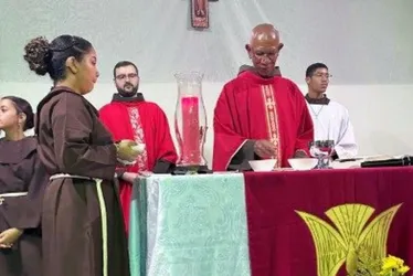 Imagem ilustrativa da imagem Site do Vaticano destaca jovem surda do ES que se tornou coroinha