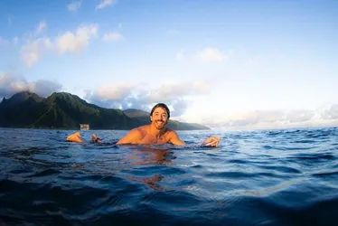 Imagem ilustrativa da imagem Surfista Yago Dora supera número 3 do mundo e está nas oitavas de final em Teahupoo