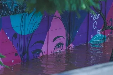 Imagem ilustrativa da imagem Chuva volta a alagar vias em Porto Alegre