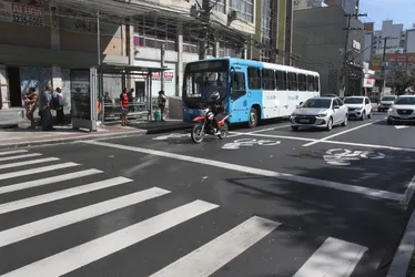 Imagem ilustrativa da imagem Tem multa para quem para o carro no espaço de motos?