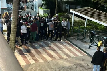 Imagem ilustrativa da imagem Torcedores invadem sede do Fluminense em protesto contra lanterna no Brasileirão