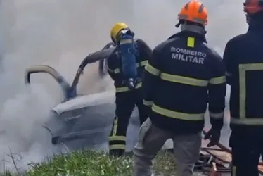 Imagem ilustrativa da imagem Trabalhadores ficam feridos após carro pegar fogo na Rodovia do Contorno