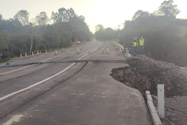 Imagem ilustrativa da imagem Trecho de rodovia desaba em Capela de Santana, no Rio Grande do Sul