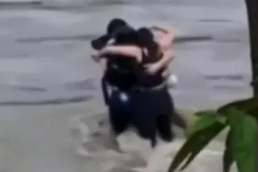 Imagem ilustrativa da imagem Três amigos se abraçam antes de serem arrastados por enchente na Itália. Veja vídeo