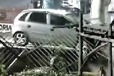 Imagem ilustrativa da imagem VÍDEO | Carro derruba portão de casa em Vitória