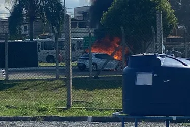 Imagem ilustrativa da imagem VÍDEO | Carro pega fogo próximo ao Aeroporto, em Vitória
