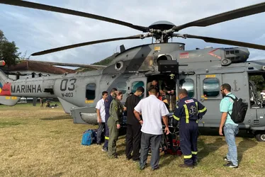 Imagem ilustrativa da imagem VÍDEO | Tripulante de navio passa mal e é resgatado pela Marinha em alto-mar no ES