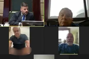 Imagem ilustrativa da imagem VÍDEO | Vereador do RJ aparece no vaso sanitário durante sessão on-line da Câmara