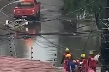 Imagem ilustrativa da imagem VÍDEOS - Bombeiros usam botes para resgatar pessoas no Recife