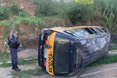 Imagem ilustrativa da imagem Van escolar cai de barranco e deixa crianças feridas em Vila Velha