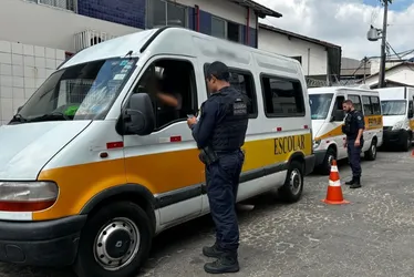 Imagem ilustrativa da imagem Van escolar irregular é apreendida em Vila Velha