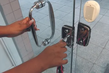 Imagem ilustrativa da imagem Viciados nas ruas: comerciantes têm de pedir licença para abrir suas lojas
