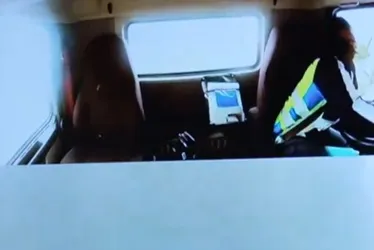 Imagem ilustrativa da imagem Vídeo mostra visão de motorista em caminhão pendurado em ponte nos EUA
