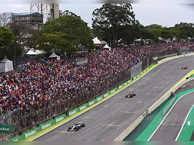 Um vídeo que circula nas redes sociais mostra o momento no qual o suspeito entra na loja usando um capacete