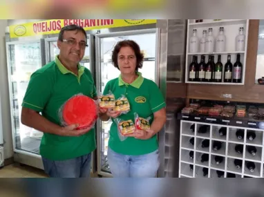 Joyce Almeida Vasconcellos e os filhos, Maria Luiza e Lucas, foram conferir réplicas  gigantes de animais