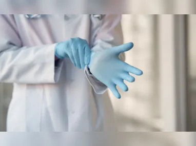 Cirurgião com aparelho na mão em meio a uma operação: tecnologia pioneira para regenerar os tecidos do coração tem resultados positivos