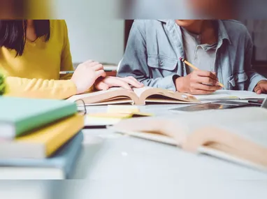 Estudantes se preparam para o Enem 2025, que começa neste domingo (9) em todo o país