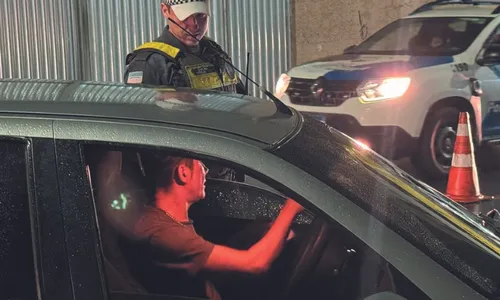 
          Imagem ilustrativa da imagem 6 mil multados por usar salto alto e chinelo no trânsito
          