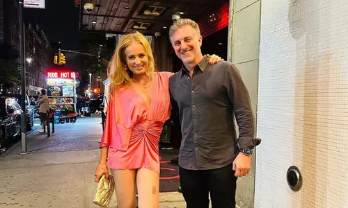 
          Imagem ilustrativa da imagem 'A gente fala sobre isso', diz Angélica sobre casamento aberto com Luciano Huck
          