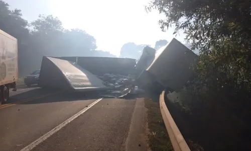 
          Imagem ilustrativa da imagem Acidente entre caminhões interdita trecho da BR 101 em Fundão
          