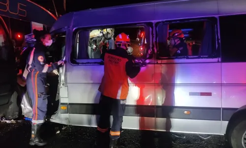 
          Imagem ilustrativa da imagem Acidente entre ônibus de viagem e van deixa 3 mortos na BR-262 no ES
          