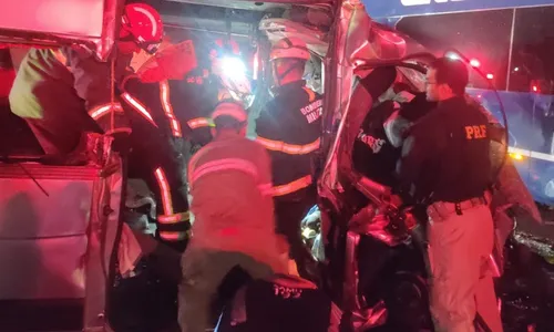 
          Imagem ilustrativa da imagem Acidente entre ônibus de viagem e van deixa 3 mortos na BR-262 no ES
          