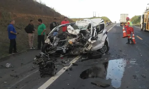 
          Imagem ilustrativa da imagem Acidente envolvendo carro e carreta deixa um morto na BR-101 em Aracruz
          