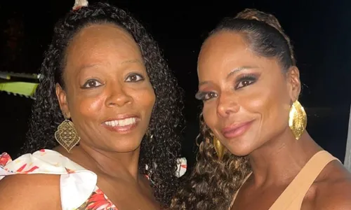 
          Imagem ilustrativa da imagem Adriana Bombom lamenta a morte da irmã gêmea
          