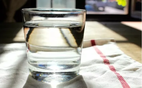 
          Imagem ilustrativa da imagem Água a R$ 80: MP do RS autua 65 estabelecimentos por preço abusivo
          