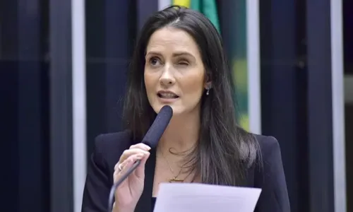 
          Imagem ilustrativa da imagem Amália Barros, vice-presidente do PL Mulher, está em estado grave em hospital
          