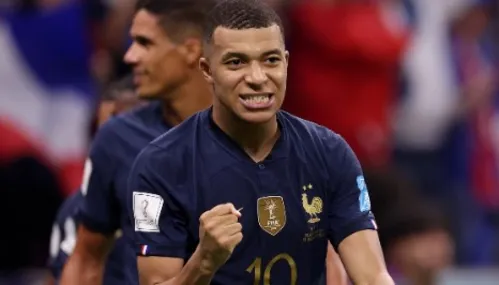 
          Imagem ilustrativa da imagem Após encerrar ciclo no PSG, Mbappé diz que anunciará seu novo clube em breve
          