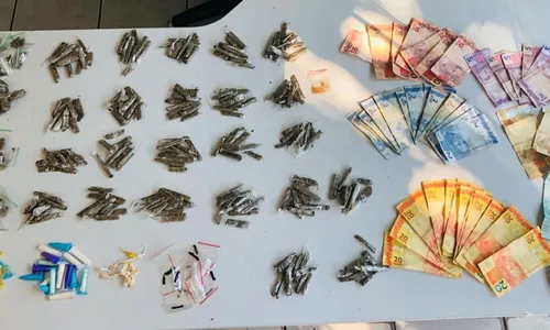 
          Imagem ilustrativa da imagem Após ocorrências de tiroteios, PM apreende drogas em bairro de Vila Velha
          